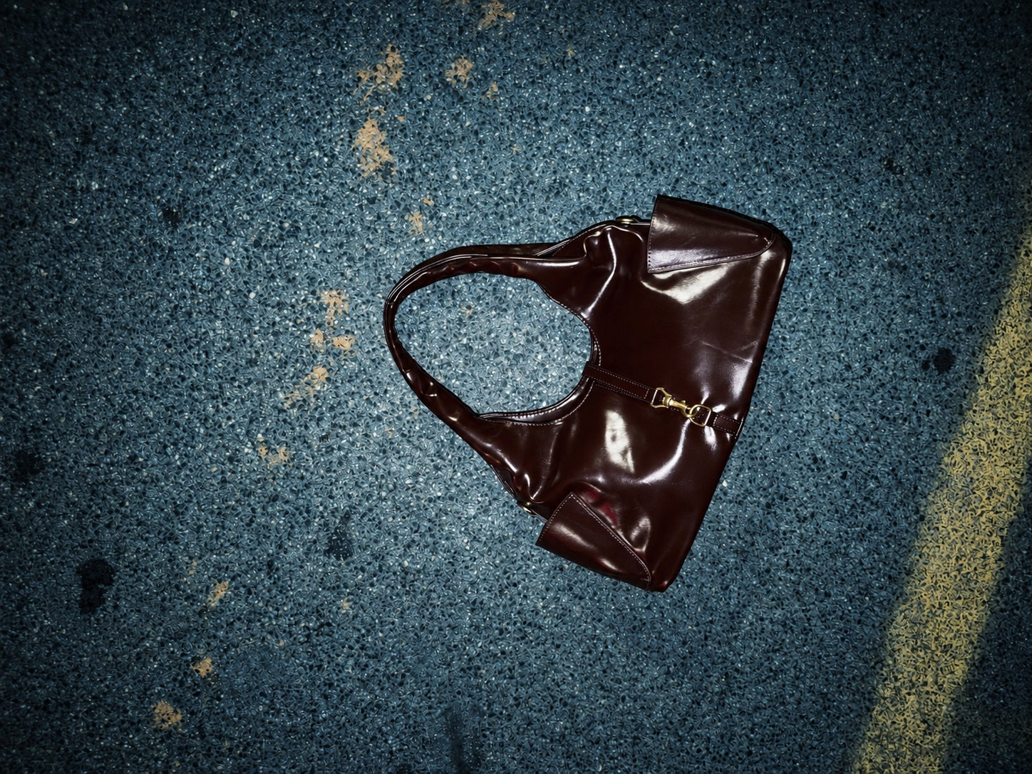 Borsa marrone MaVie fotografata di notte