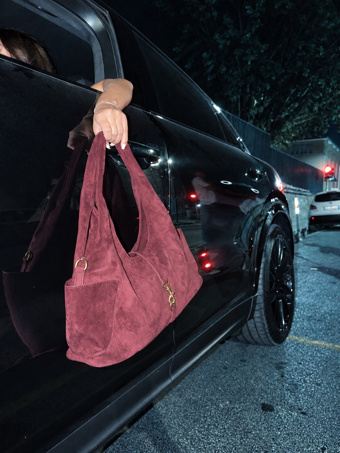 Borsa bordeaux MaVie accanto all'auto